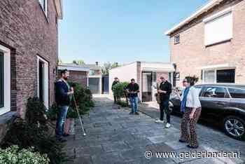 Saxofonist van Level 42 geeft mini-concert op de oprit van Rob: ‘Muziek verbindt’