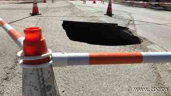 Sinkhole closes off part of Cumberland Avenue in Saskatoon