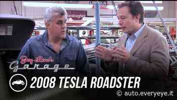 Elon Musk fa guidare a Jay Leno una Tesla Roadster in uno splendido video del 2008 - Everyeye Auto