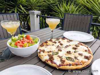 CNET makes pizza!     - CNET