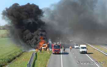 Kleine vrachtwagen in vlammen op langs A7 bij Marum - Dagblad van het Noorden