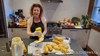 'Sandwich sisters' make lunches for Toronto homeless shelter during pandemic