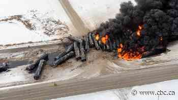 Broken rails suspected in twin CP oil train derailments near Guernsey, Sask.