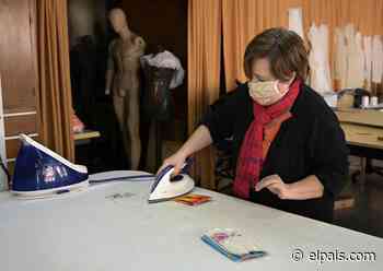 Miles de mascarillas en los talleres del Teatro Cervantes de Buenos Aires - EL PAÍS