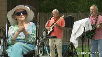 2 friends hold special concert at Pearland nursing home