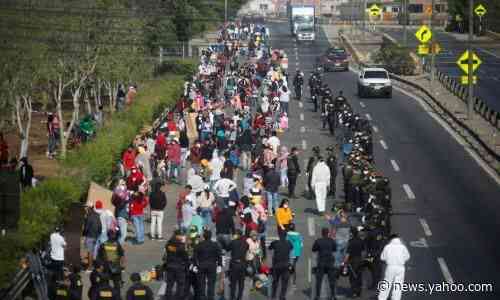 Peru: riot police block highway as people attempt to flee amid lockdown