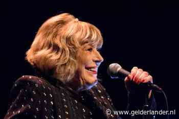 Coronapatiënt Marianne Faithfull na 22 dagen uit ziekenhuis ontslagen