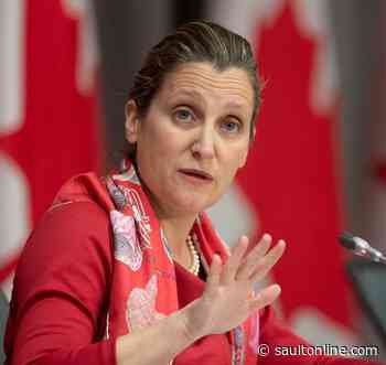 Canada-U.S. border cracks open to asylum-seekers under new closure arrangement
