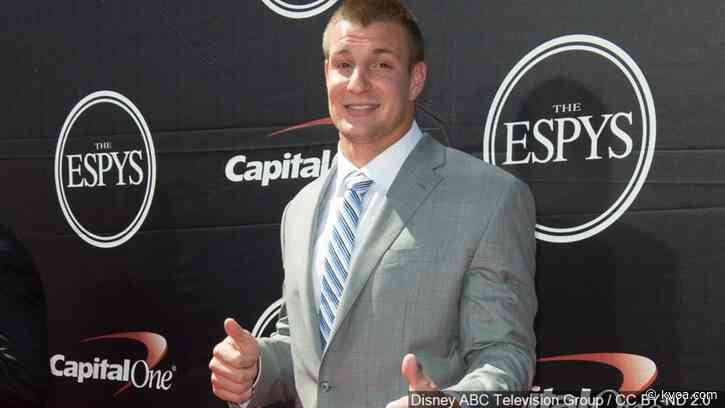 Gronk says he’s healthy and fire burns to play with Brady