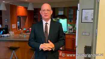 Tom Hanks geeft gepeste 8-jarige Corona een Corona-typemachine