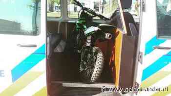 ‘Snelheidsduivel zonder helm en rijbewijs rijdt op motor zonder kenteken fietser het ziekenhuis in’