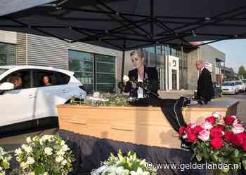 Familie en vrienden brengen met drive-through laatste groet aan Huib (61): ‘Onder deze omstandigheden de beste oplossing’