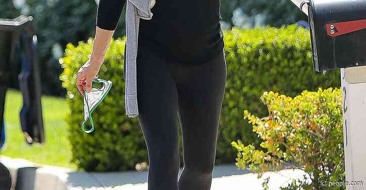 Jennifer Garner Loves These Comfy Sneakers So Much, She’s Been Wearing Them on Repeat