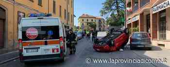 Erba, auto si ribalta Paura in corso Bartesaghi - La Provincia di Como