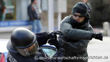 Linksextremisten fahnden mit Plakaten nach Polizisten in Berlin