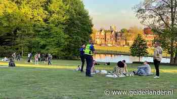 Bezoekers Sonsbeekpark lappen coronaregels aan hun laars: tientallen bekeuringen uitgeschreven