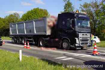 Vrachtwagen verliest slachtafval op N18 bij botsing