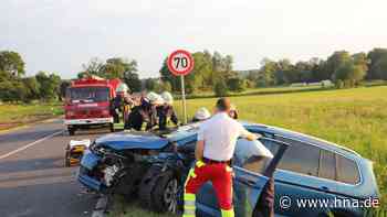 Zwei Schwerverletze bei Unfall bei Niedervorschütz: Frau war in ihrem Auto eingeschlossen - hna.de