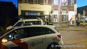 Politie valt leegstaand café in Arnhem binnen