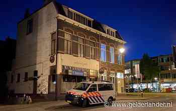 Politie dringt pand boven leegstaand café in Arnhem binnen