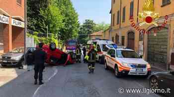 Erba, auto si ribalta in corso Bartesaghi - IL GIORNO