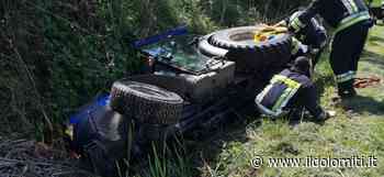 Taglia l'erba con il trattore ma scivola in un fossato e si ribalta. Paura per un agricoltore - il Dolomiti
