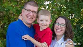 Fear around hugging, touching could be long-term consequence of COVID-19 pandemic, psychologists say