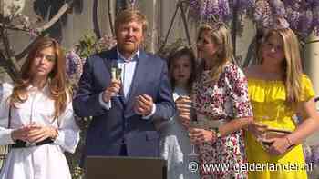 Prinses Beatrix feliciteert koning via video-verbinding, familieleden zingen hem toe