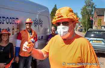 Met oranjebitter naar de stamgasten toe