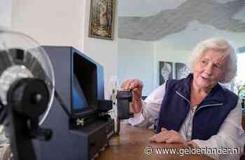 Yda en Herman genieten van oude films na het leeghalen van de zolder