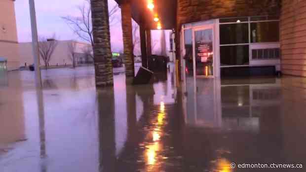 More evacuations, rescues as flooding submerges parts of Fort McMurray