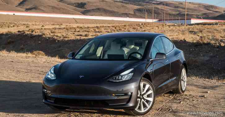 Teslas can now see and slow for traffic lights and stop signs