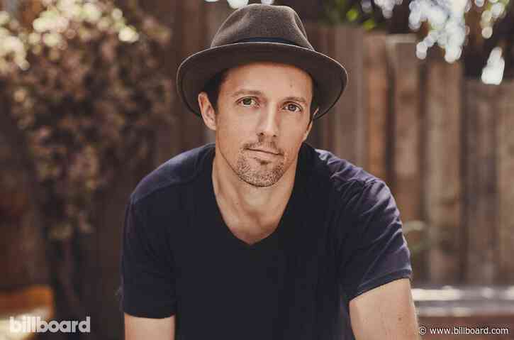 Jason Mraz ‘Won’t Give Up’ on His Green Screen For Vivid Billboard Live At-Home Performance