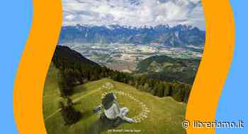 Una bambina guarda l'orizzonte. L'emozionante affresco su erba di Saype - Libreriamo