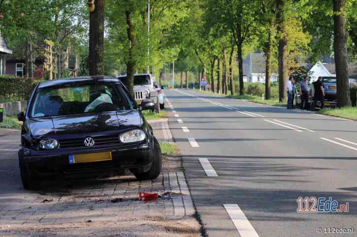 Veel schade na aanrijding tussen drie personenauto's op de Lunterseweg in Ede