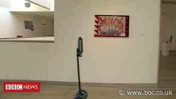 Gallery robot helps people experience art from home