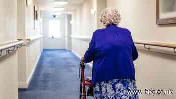 Llywodraeth Cymru'n gwrthod ehangu profion cartrefi gofal