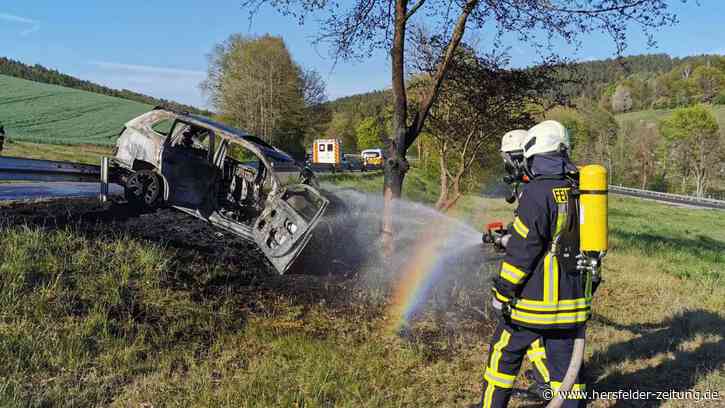 Unfall in Bebra: Frau prallt mit Auto gegen Baum - Fahrzeug brennt sofort | Lokales - hersfelder-zeitung.de