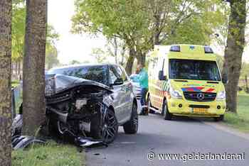 Range Rover knalt op boom in Lunteren, bestuurder naar ziekenhuis