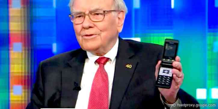 'What is an app?': Warren Buffett enlisted Apple CEO Tim Cook to teach him how to use his new iPhone