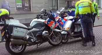 Achtervolgde scooterrijder knalt tegen politiemotor maar scheurt verder: ‘Stop gewoon en ga er niet vandoor!’