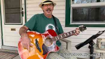 Saskatoon musician brings smiles with song poking fun at life in quarantine