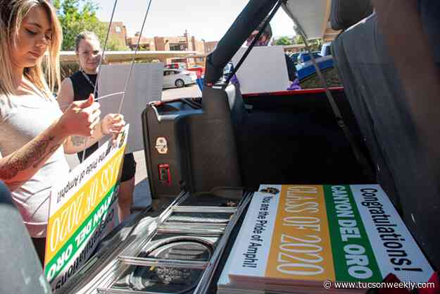 Amphi Teachers and Volunteers Surprise Seniors With Congratulatory Signs