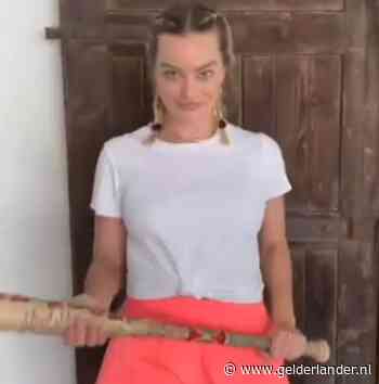 Margot Robbie en Scarlett Johansson meppen collega’s in corona-stuntvideo