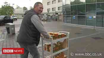 Essex cricketers make meals for NHS 'heroes'