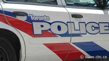 1 person dies following shooting in Scarborough, 2 suspects flee on foot