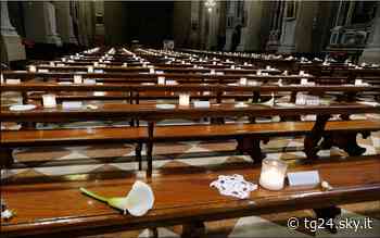 Coronavirus, su banchi della chiesa di Manerbio i nomi di 150 deceduti - Sky Tg24