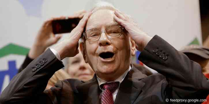 Billionaire Warren Buffett hasn't had a haircut or worn a tie in 7 weeks, he revealed at Berkshire Hathaway's annual meeting