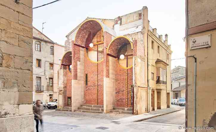 Unparelld'arquitectes creates Emergency Scenery public performance backdrop in Olot
