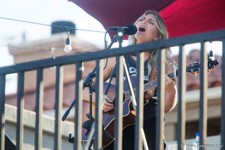 With balcony serenades, singer gives cooped-up neighbors ‘something to look forward to’